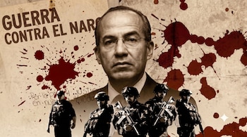 Composición en tonos sepia con la imagen de un hombre de traje y lentes, texto 'GUERRA CONTRA EL NARCO', salpicaduras de sangre y siluetas oscuras de militares armados.
