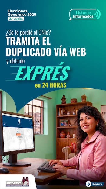 Una mujer sonriente con chaqueta rosa usa una computadora en un escritorio de madera, con una ventana y estante de fondo; la pantalla muestra un sitio web