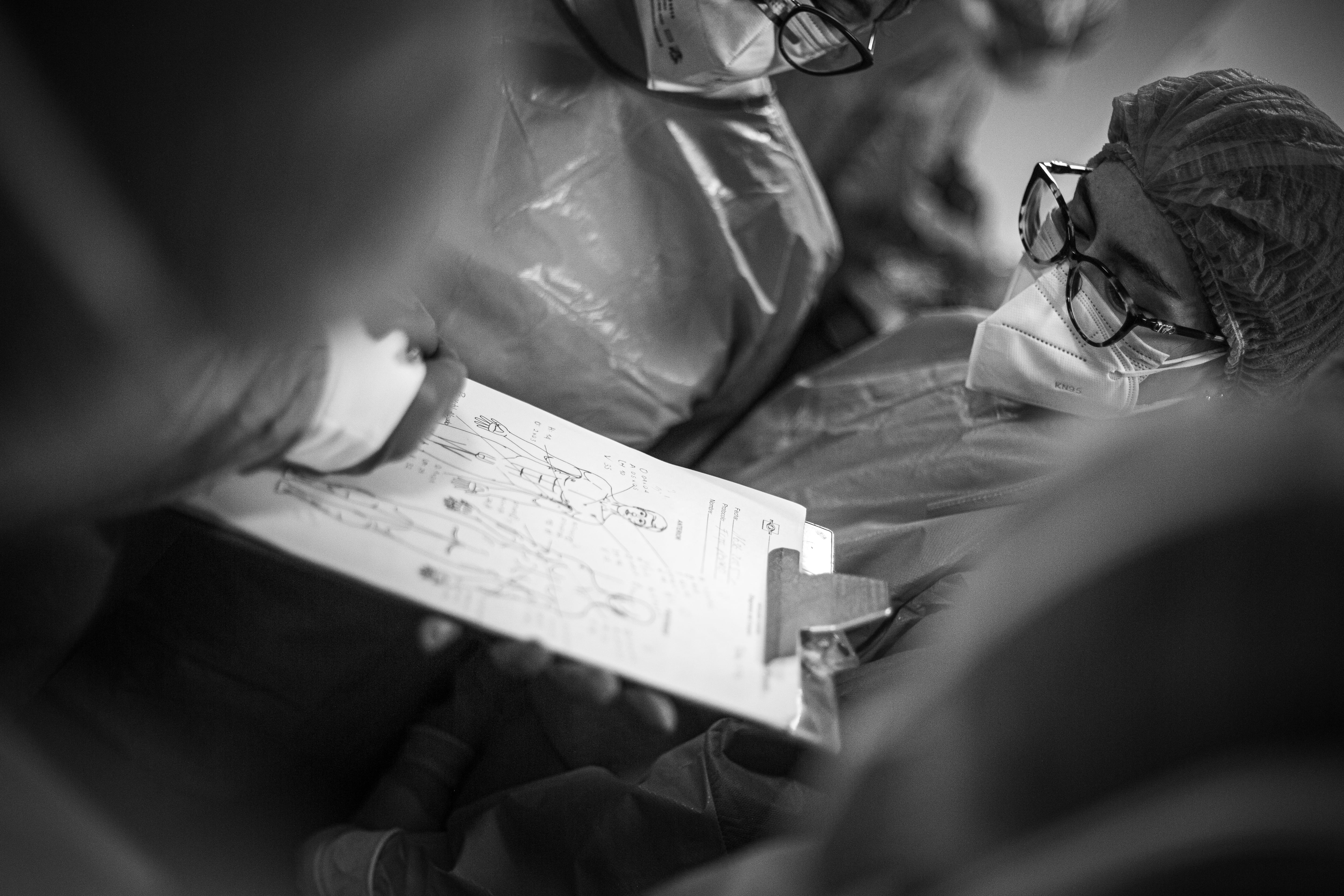 El cuerpo fue trasladado a Medicina Legal alrededor de las 6:30 de la tarde del viernes para establecer las causas del fallecimiento. - crédito Cristhian Alvarado / Grupo Nacional de Divulgación y Comunicación Institucional / Instituto Nacional de Medicina Legal y Ciencias Forenses
