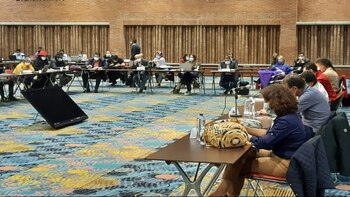 Con documento que exige garantías