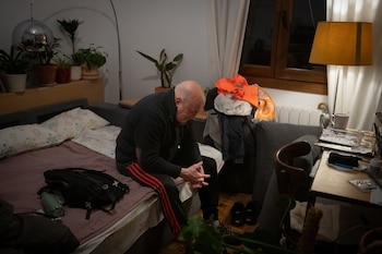 Mariano Ordaz durante un intento de desahucio en su casa, que pertenece a lla Venerable Orden Tercera de San Francisco. (Fernando Sánchez / Europa Press)