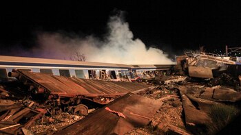 Los bomberos trabajan para rescatar