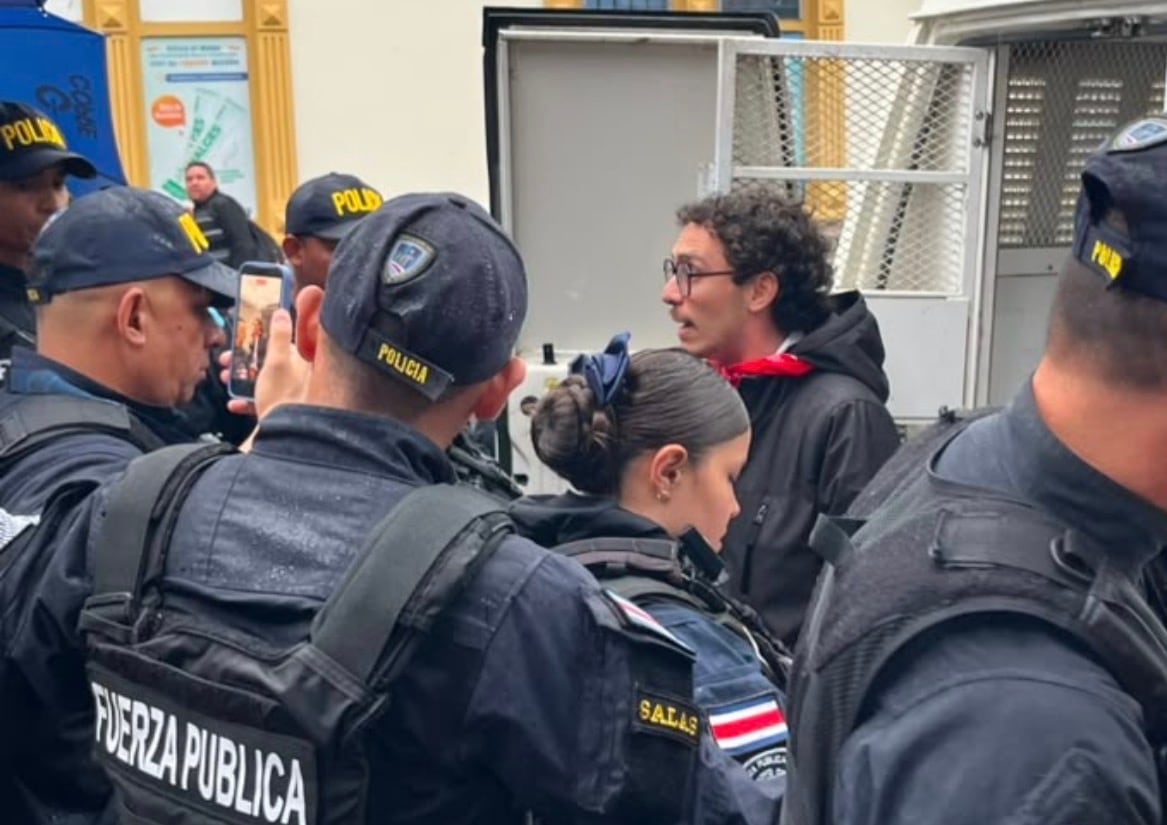 El recibimiento de la Antorcha estuvo precedido por una jornada de tensión política en el centro de la ciudad. Crédito: La Nación