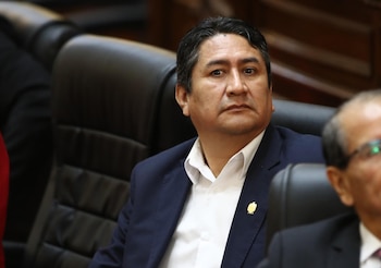 La Justicia peruana renueva la orden de captura contra el candidato presidencial Vladimir Cerrón