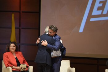Abrazo entre el ministro de