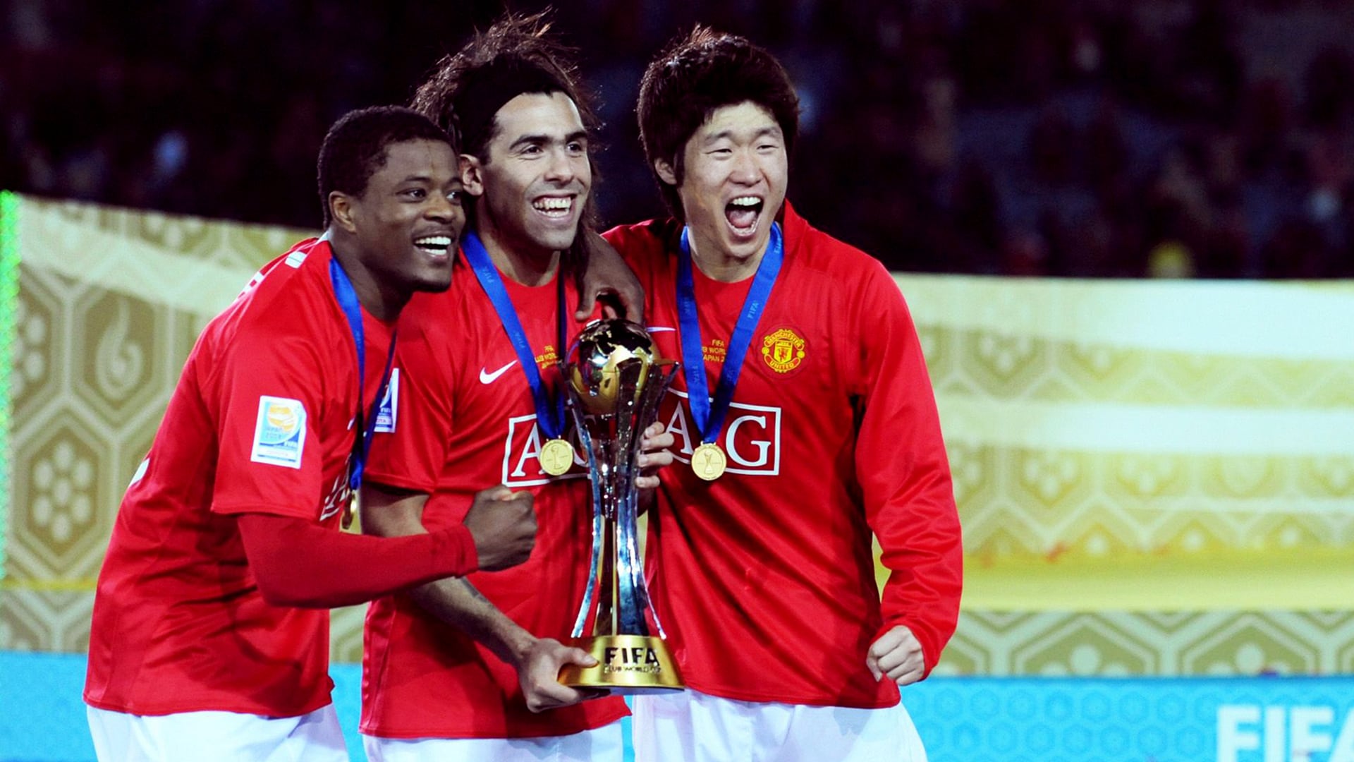 Carlos Tevez junto a Patrice Evra y Ji-Sung Park con el trofeo del Mundial de Clubes en el Manchester United (Credit: Photo by Giuliano Bevilacqua/Shutterstock)