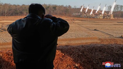 El dictador norcoreano Kim Jong-un supervisó una nueva prueba de su sistema de lanzacohetes múltiples