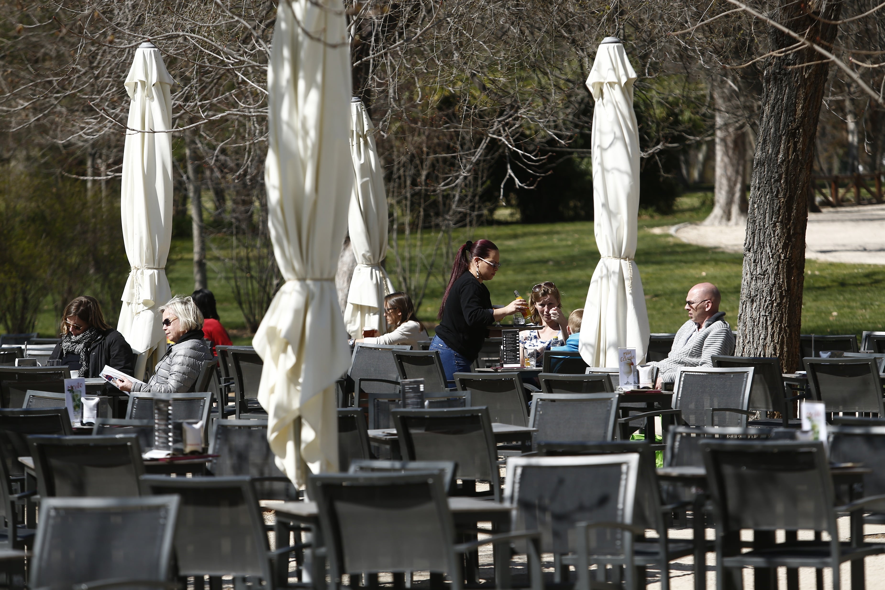 Una camarera atiende a clientes en una terraza. (Europa Press)