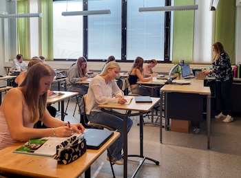 La misma tecnología que transformó las aulas en la última década se convirtió en el centro de un debate que ya no tiene un solo bando (REUTERS/Anne Kauranen)