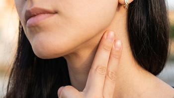 Los mejores ejercicios para fortalecer el cuello desde casa y evitar la flacidez