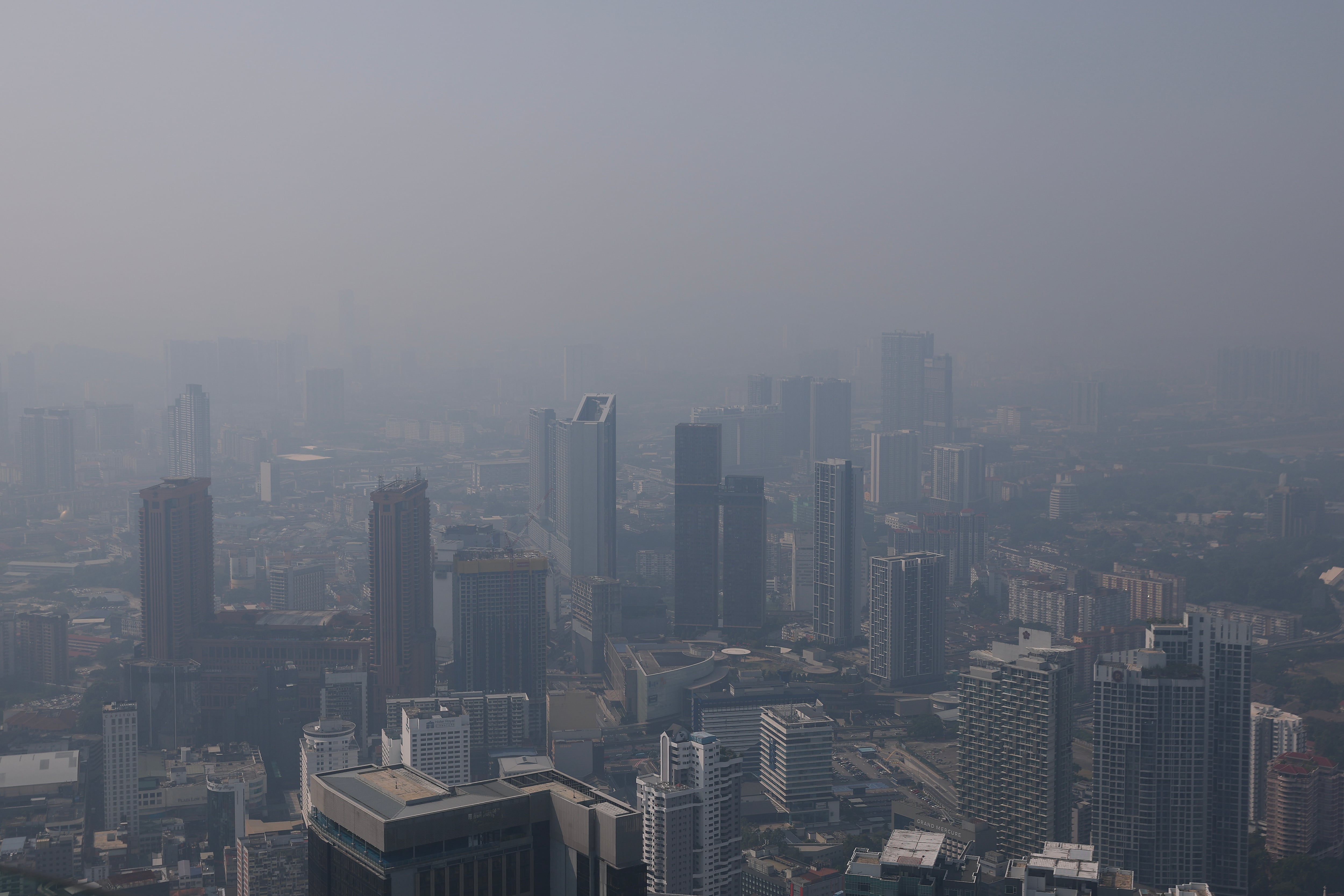 La presencia sostenida de polución ambiental y gases urbanos acelera el deterioro de la salud de los ojos (EFE/EPA/FAZRY ISMAIL)