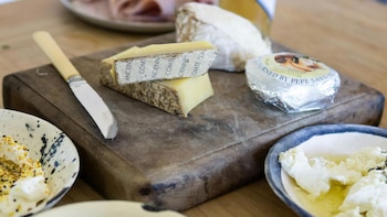 No tires la piel de queso a la basura: el ingrediente perfecto para dar sabor a tus caldos y guisos