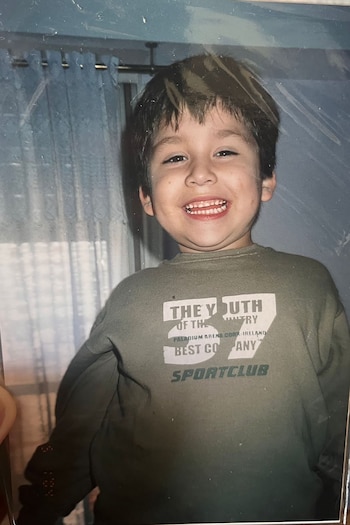 Su mamá lo dio en adopción a los dos años pero luego lo recuperó y empezó el infierno: “Se prostituía y me ofrecía a sus clientes” - Image 3