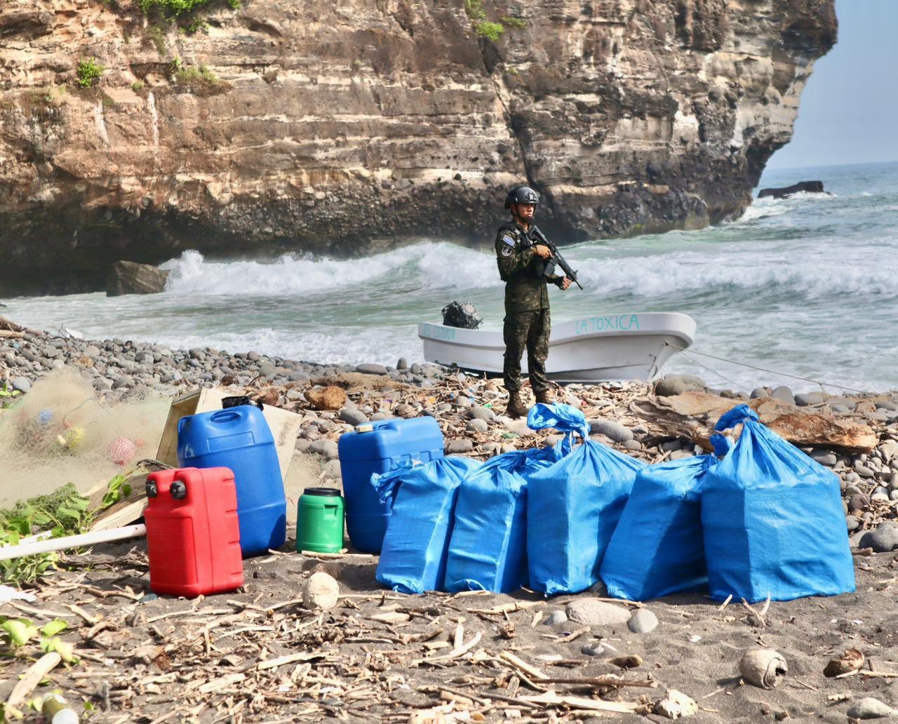 La interceptación de la embarcación ocurrió el 5 de noviembre de 2025 en aguas territoriales salvadoreñas frente a la playa La Bocana de Mizata, en La Libertad Costa. /(Noticiero El Salvador)