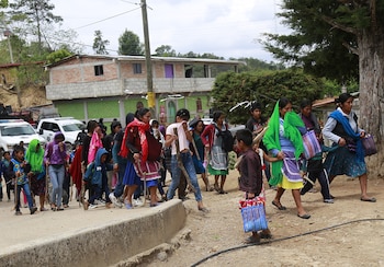 Pobladores salen de los lugares donde se encontraban resguardados en los alrededores zona donde ocurrió un enfrentamiento en Chilapa, estado de Guerrero (México). EFE/ José Luis de la Cruz