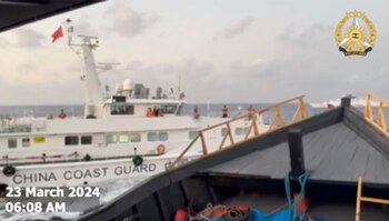 Un barco de la Guardia Costera de China bloquea el paso al buque de reabastecimiento fiIipino Unaizah May 4 en las inmediaciones de un disputado atolón, en el Mar de la China Meridional (Fuerzas Armadas de Filipinas vía AP)