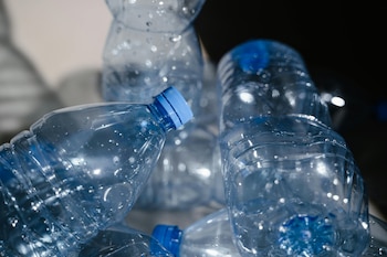 Un hombre polaco ha pasado ocho horas metiendo botellas en una máquina de reciclaje y ha ganado casi 1.000 euros