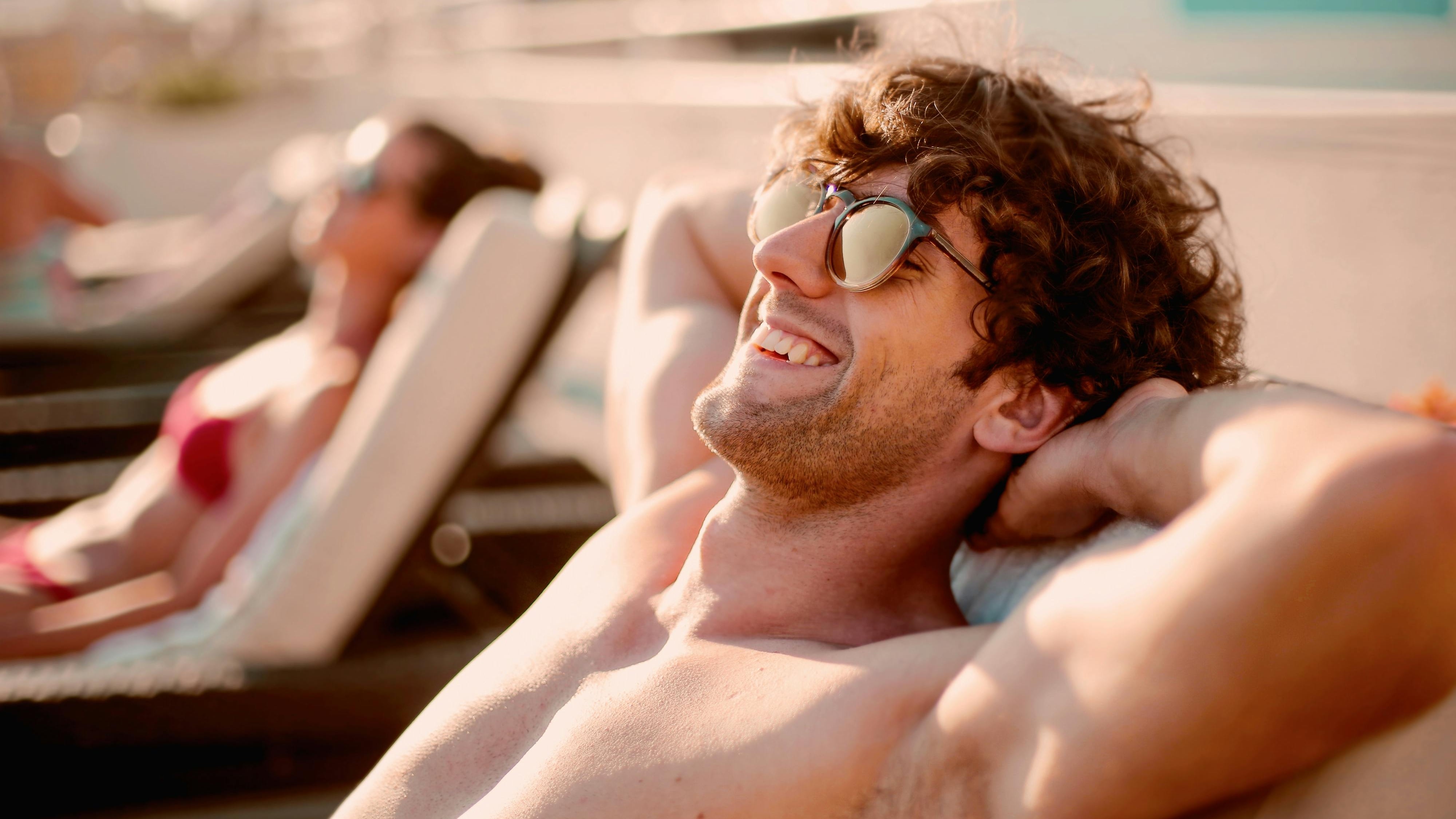 Personas en una tumbona. (Pexels)