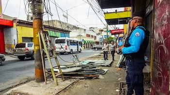 Cambios concertados por autoridades y comerciantes alteran temporalmente el flujo vehicular y obligan a modificaciones logísticas en zonas frecuentadas del centro de la capital (Foto cortesía Prensa San Salvador Centro)