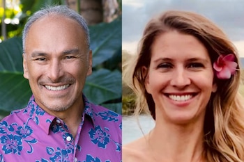 Retrato de dos paneles muestra un hombre sonriente con camisa floreada a la izquierda y una mujer sonriente con flor en el cabello a la derecha