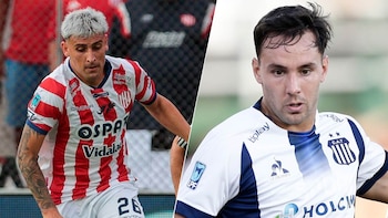 Dos futbolistas, uno con camiseta a rayas rojas y blancas y cabello rubio, y otro con camiseta blanca y azul y cabello oscuro, miran hacia adelante