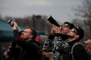 Fuera de la franja de 258 kilómetros de ancho, el eclipse solo se percibirá como parcial, manteniendo una visibilidad reducida del Sol
- REUTERS/Brendan McDermid