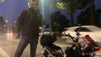 Más de 10.000 millas en moto: la travesía con la que entró al Guinness
