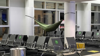 Hamacas en aeropuertos de EE. UU.: la sorprendente sugerencia de la TSA para escalas largas que generó polémica