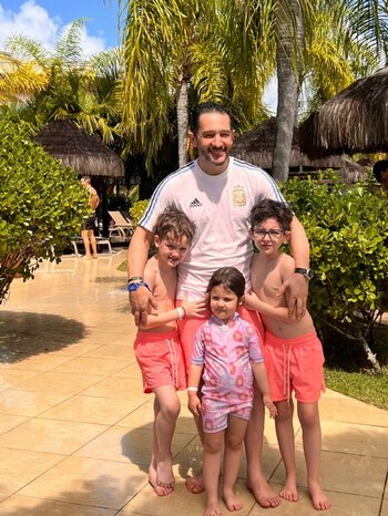 Germán Paoloski con sus tres