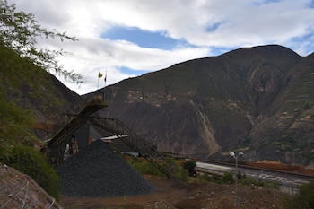 Minero permanece atrapado tras derrumbe.