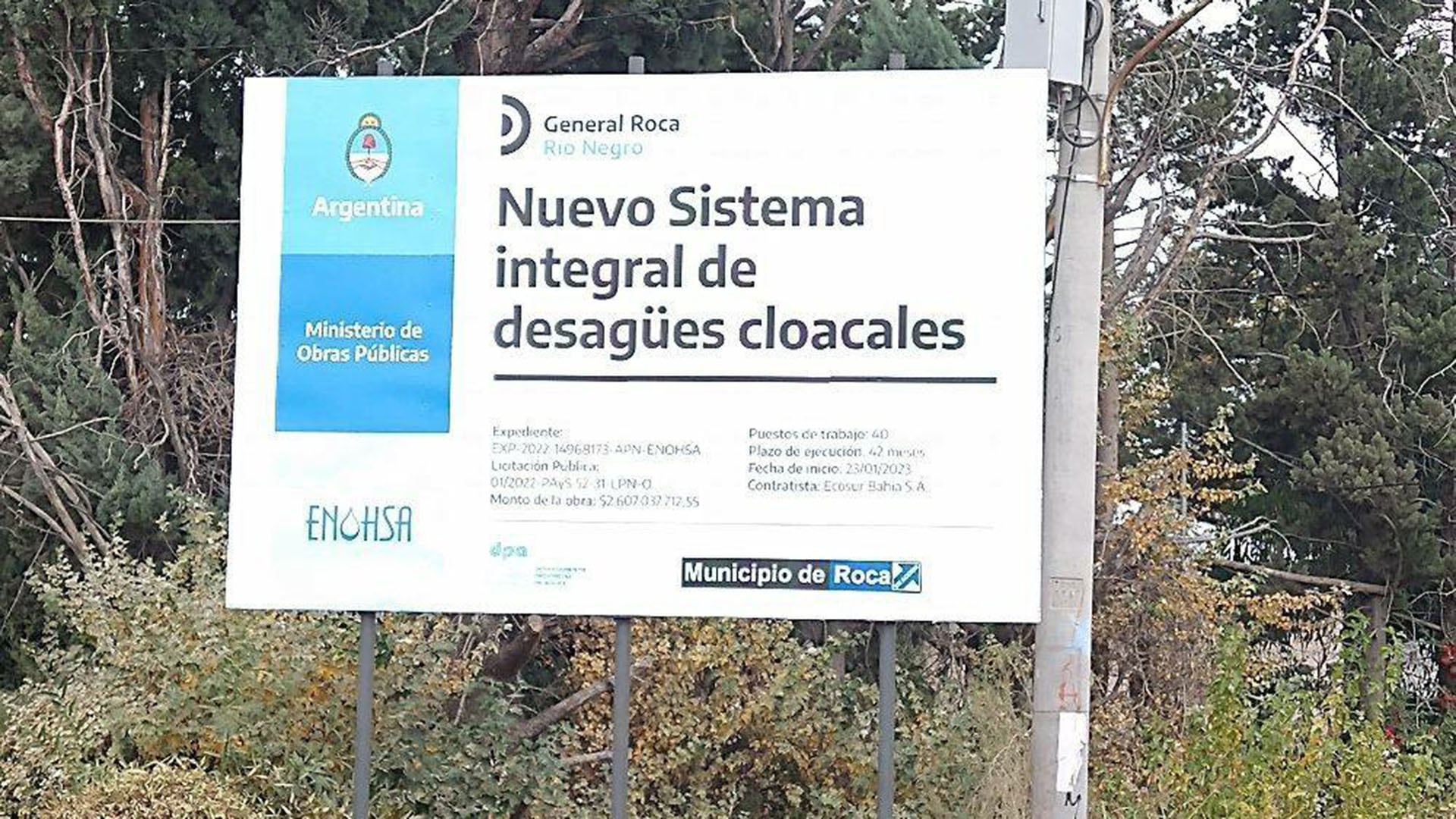 Un cartel anuncia el Nuevo Sistema Integral de Desagües Cloacales en General Roca, un proyecto del Ministerio de Obras Públicas de Argentina para Río Negro. (Facebook)