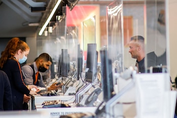 El fallo consideró probado el daño moral sufrido por la pasajera debido a la cancelación del vuelo, agravado por su condición de menor y la expiración de su visa estudiantil. (Foto de archivo: REUTERS/Eduardo Munoz)
