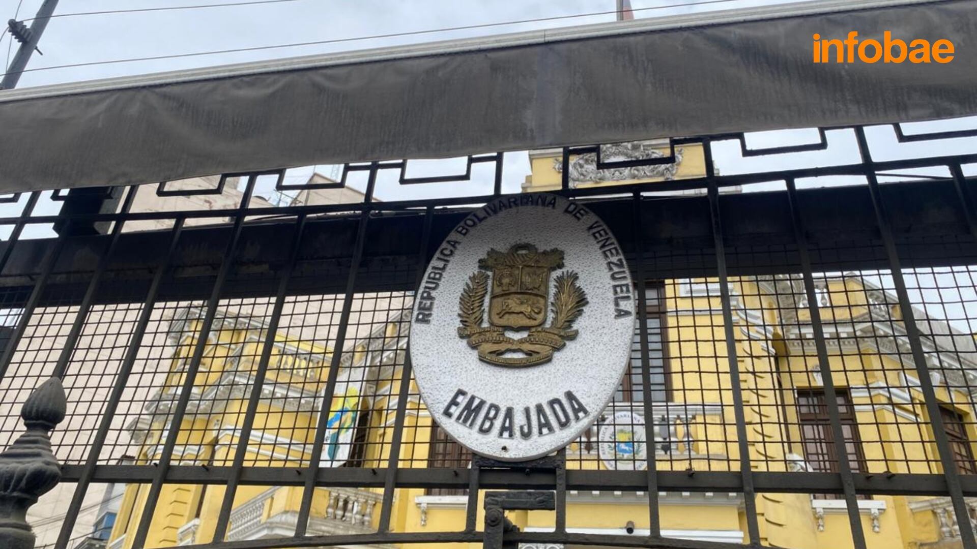 Frente a la sede diplomática, venezolanos entonaron el himno nacional y compartieron mensajes de esperanza tras la detención de Nicolás Maduro. - Crédito: Infobae / Clara Giraldo