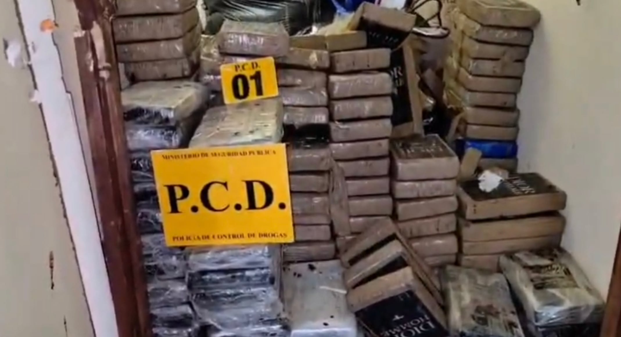 Durante la intervención, los agentes encontraron los 312 kilos de cocaína dentro de una casa ubicada en la propiedad investigada. Cortesía: MSP