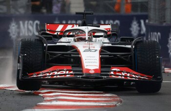 Kevin Magnussen sobre el piano.