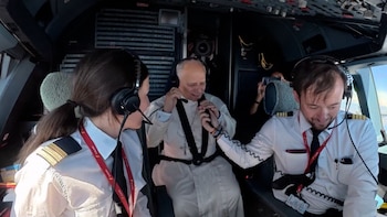 El momento en que el papa León XIV saludó desde el aire a los pilotos que escoltaban su avión rumbo a Barcelona