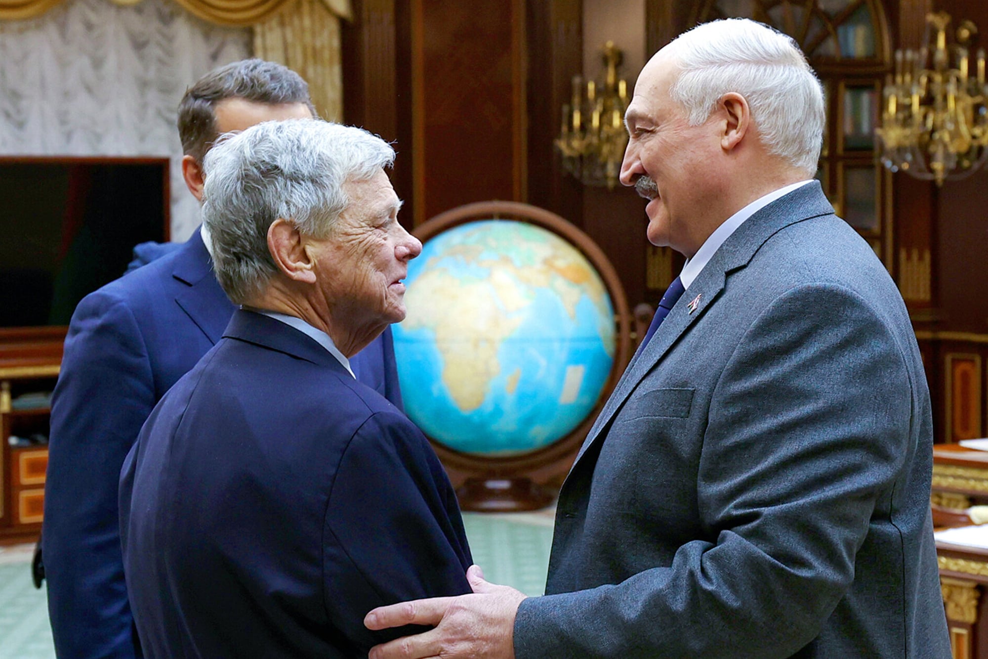 Alexander Lukashenko (derecha) y el enviado de Estados Unidos, John Coale, se dan la mano durante una reunión en Minsk, Bielorrusia, el 12 de diciembre de 2025. (Oficina de prensa de la presidencia de Bielorrusia vía AP)