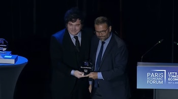 El Presidente Milei recibe el Premio del Foro Económico de París como "economista más influyente"