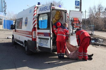 Foto del jueves de personal médico metiendo un cuerpo en una ambulancia tras un bombardeo ruso en Járkov.
Mar 24, 2022. REUTERS/Oleksandr Lapshyn
