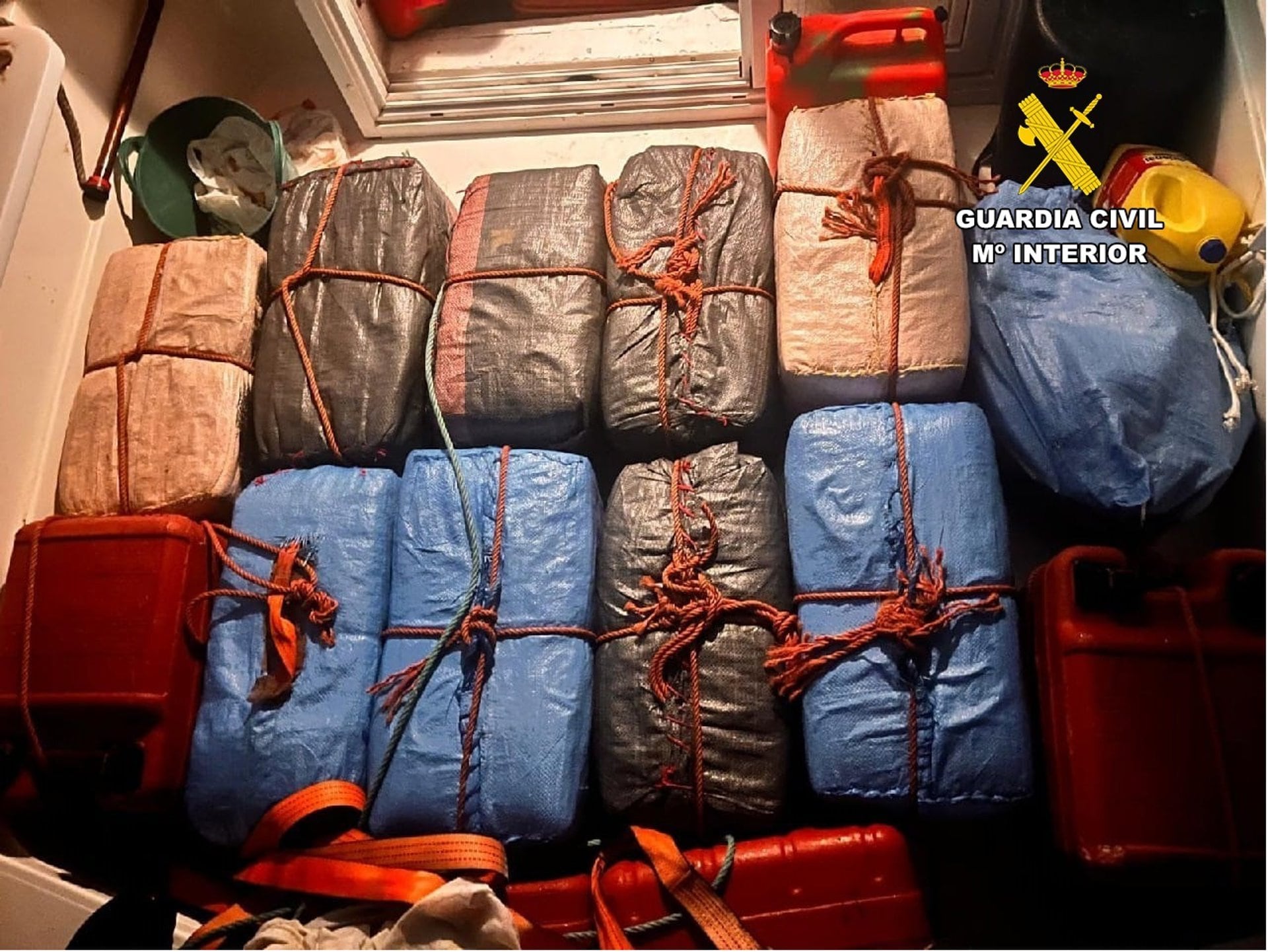 14/08/2026 Intervenida más de una tonelada de hachís en una embarcación recreativa en Algeciras.
La Guardia Civil ha aprehendido más de una tonelada de hachís y ha intervenido una embarcación recreativa que estaba siendo utilizada para el transporte de la sustancia estupefaciente en una actuación desarrollada durante la madrugada de este viernes en la zona de Cala Arenas, en el término municipal de Algeciras (Cádiz).
POLITICA
GUARDIA CIVIL DE ALGECIRAS