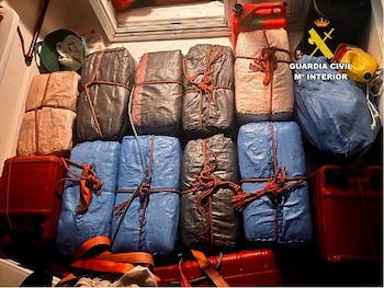 14/08/2026 Intervenida más de una tonelada de hachís en una embarcación recreativa en Algeciras.
La Guardia Civil ha aprehendido más de una tonelada de hachís y ha intervenido una embarcación recreativa que estaba siendo utilizada para el transporte de la sustancia estupefaciente en una actuación desarrollada durante la madrugada de este viernes en la zona de Cala Arenas, en el término municipal de Algeciras (Cádiz).
POLITICA
GUARDIA CIVIL DE ALGECIRAS