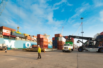 Otro de los ejes relevantes del relevamiento corresponde al desempeño de los puertos estatales, donde se monitorea la evolución de la carga movilizada en toneladas, el movimiento de contenedores y los niveles de ocupación de las naves (Foto: Shutterstock)