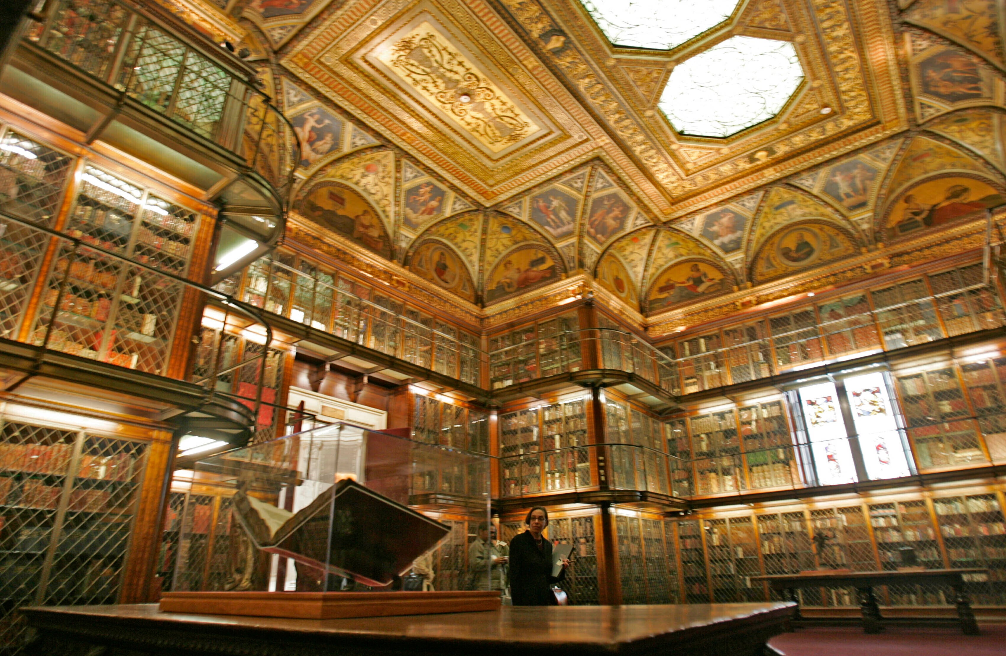 La Biblioteca y Museo Morgan en Nueva York alberga tres Biblias de Gutenberg y manuscritos originales de Mozart y Beethoven en una sala de silencio sepulcral (AP Foto/Richard Drew)