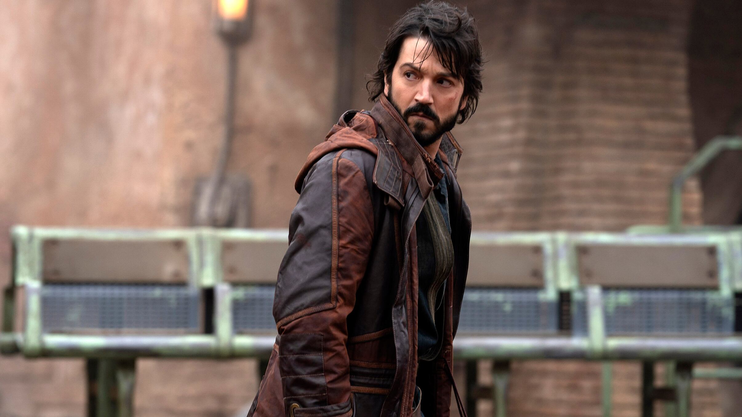 Diego Luna denunció los estereotipos que enfrentó antes de ingresar a franquicias globales como Star Wars (Lucasfilm Ltd./Disney+ vía AP)