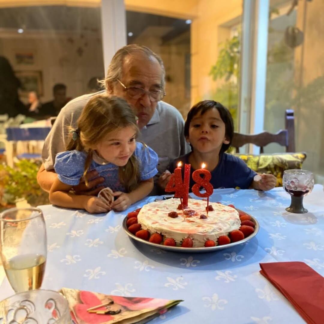 Ivana Figueiras comparte un momento íntimo donde su abuelo sopla las velas del 48 junto a sus nietos, marcando una celebración y el fin de una etapa (Instagram)