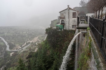 Un caño desagua en Grazalema