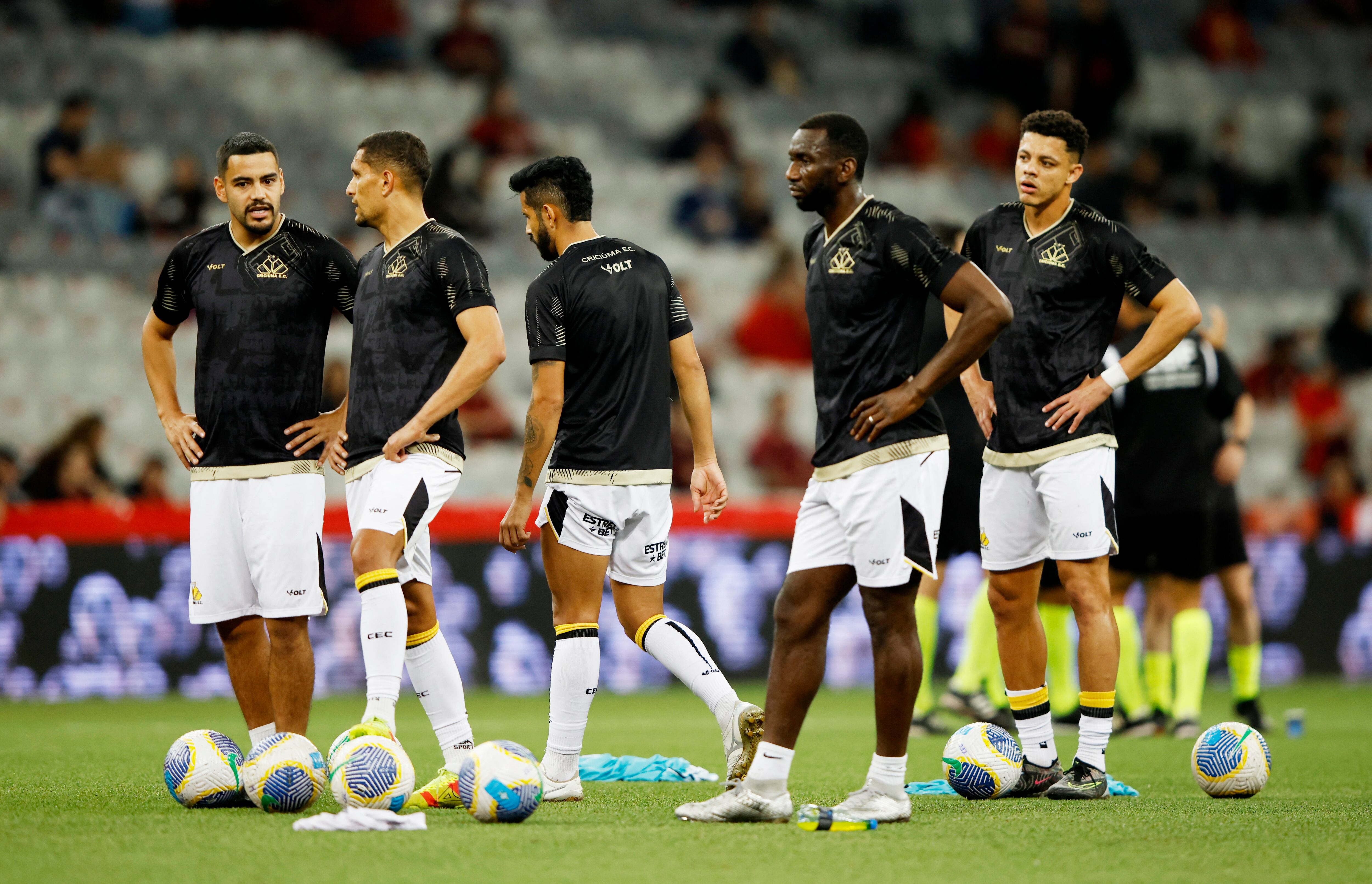 Criciuma entrenando en el estadio Arena da Baixada - crédito Rodolfo Buhrer / REUTERS