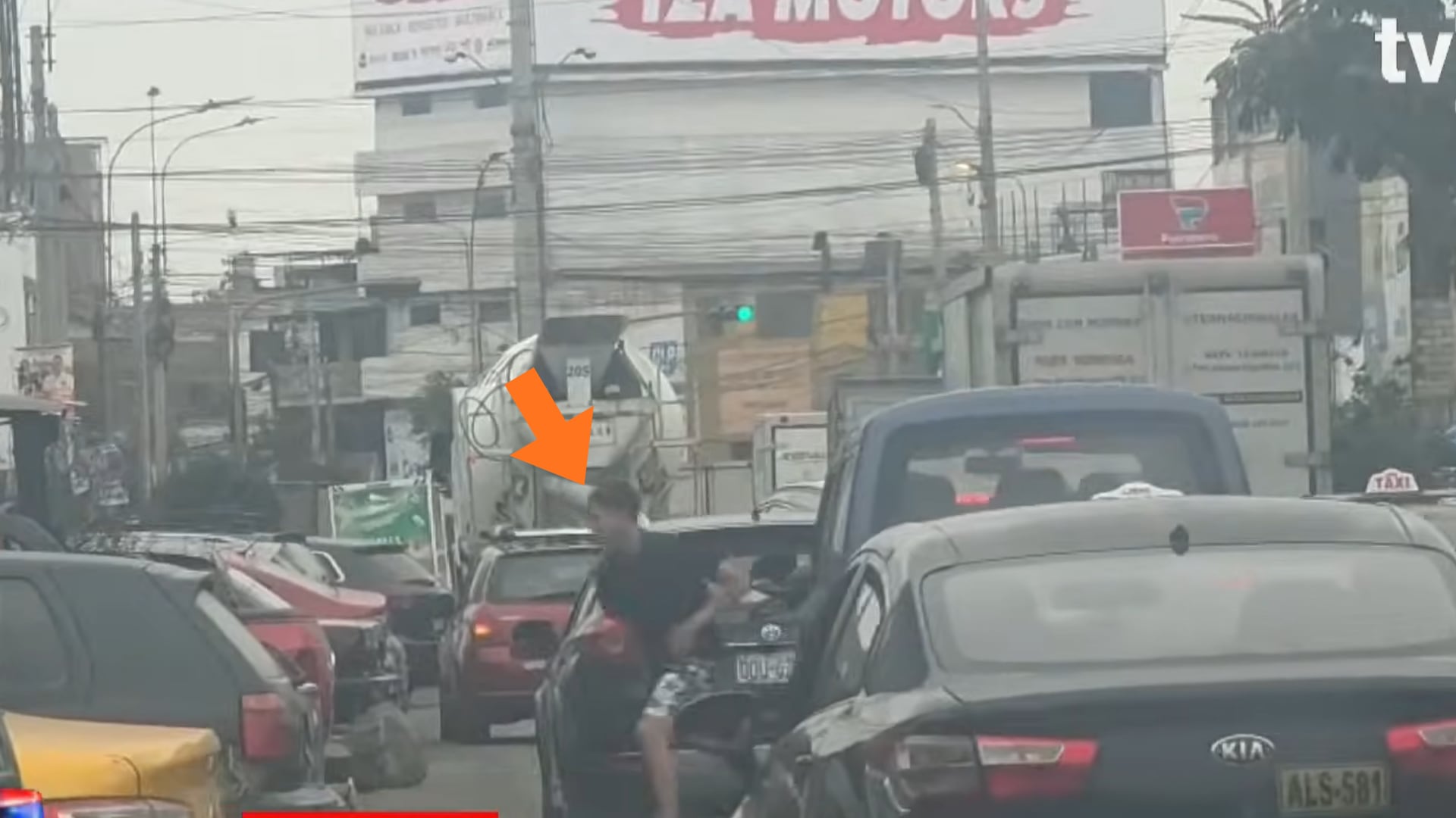 Un joven es capturado por agentes del Grupo Terna en plena avenida Las Américas, La Victoria, tras ser sorprendido robando un celular bajo la modalidad de