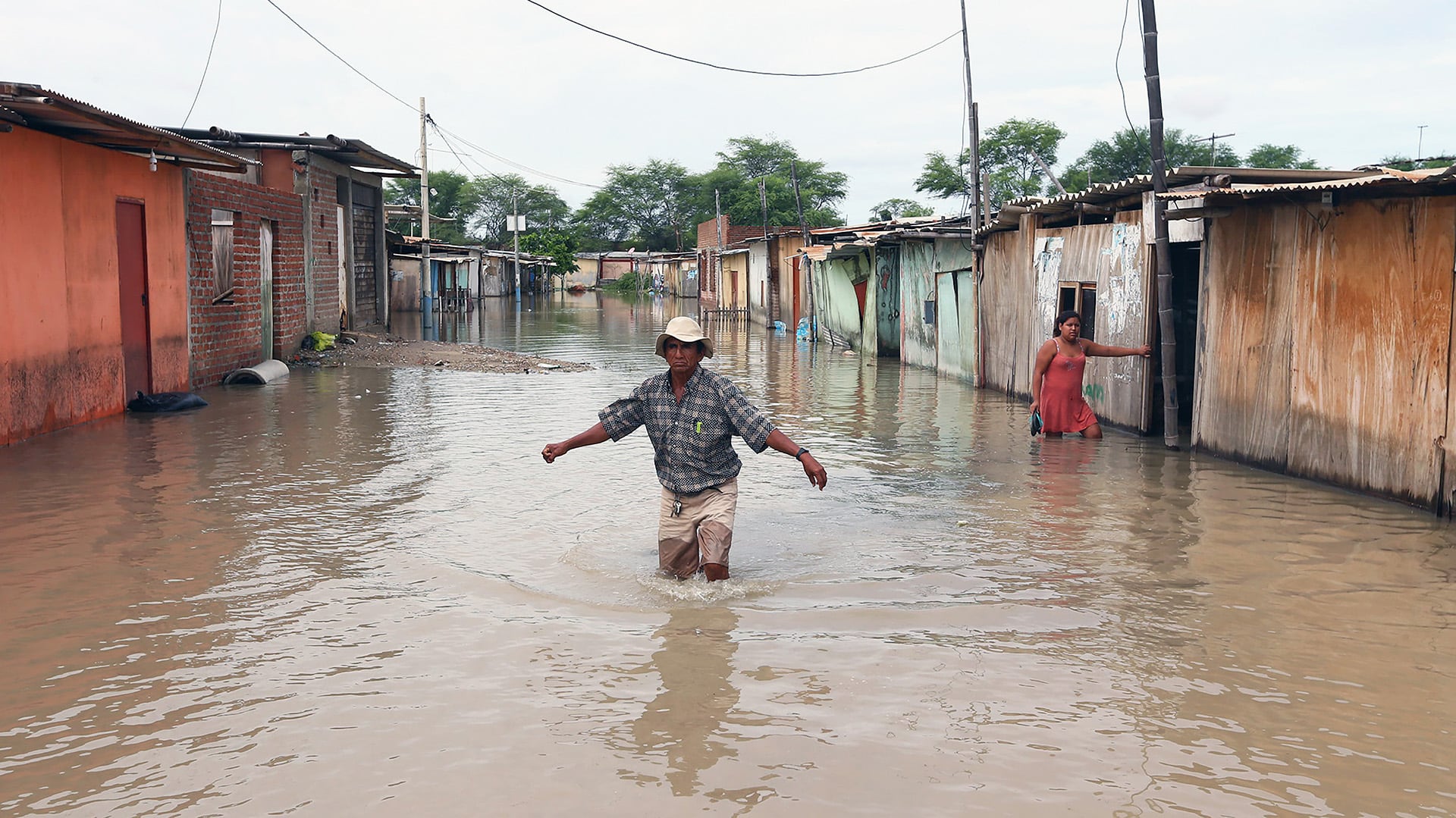-FOTODELDIA- LIM02. PIURA (PERÚ), 14/03/2017.- Un poblador trata de cruzar una calle inundada hoy, martes 14 de marzo del 2017, por las lluvias torrenciales caídas sobre el sector de El Indio, en la provincia de Castilla, de la región de Piura en la costa norte de Perú. Varios ministros de Estado visitan hoy la región Piura, al norte de Perú, para hacer una evaluación de los daños y necesidades de la población, tras las inundaciones y deslizamientos de lodo por las intensas lluvias provocadas por un fenómeno del Niño costero. EFE/Elías Agustín