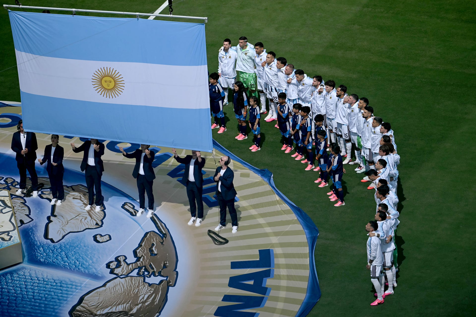 La delegación argentina vuelve al país sin Lionel Messi ni Rodrigo De Paul. (AFP)